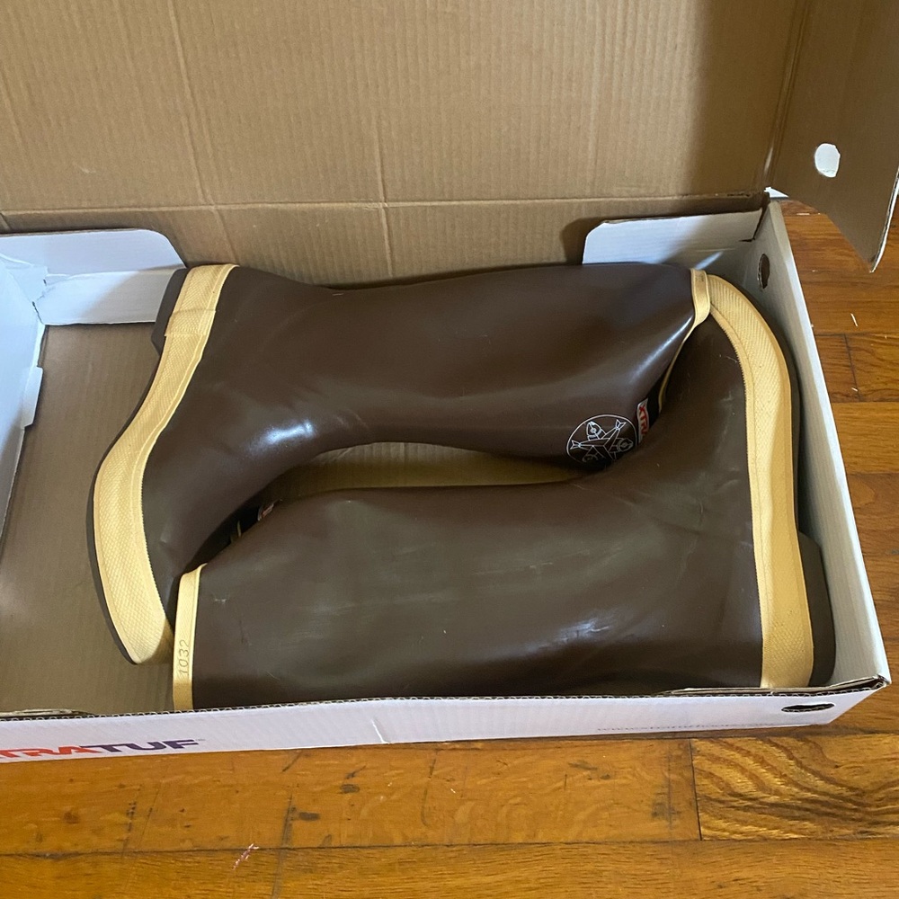 New with box Xtratuf 15” Legacy Salmon Sisters Deck Boots sz. 11